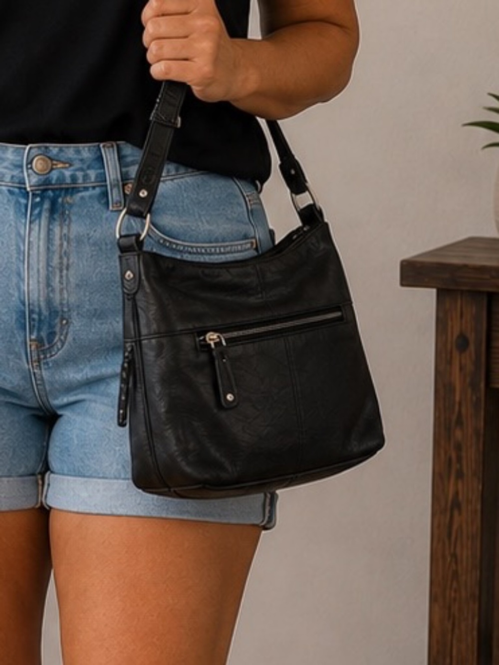 Stone Mountain Shoulder Purse Black Leather Medium Sized Lots of Pockets